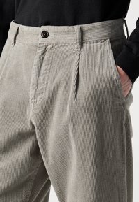 BOSS SHYNE - Vászonnadrágok - open grey