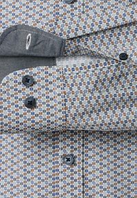 Gehe-buttonde shirt met geometrisch patroon in blauw, bruin, beige en groen, met donkere knopen en een contrasterende binnenvoering van de manchetten.