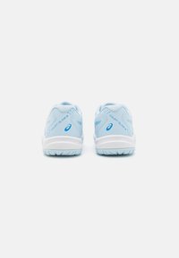 Pantofi sport de culoare albastru deschis, cu o suprafață sintetică netedă, parte superioară din plasă respirabilă, guler căptușit și tălpi din cauciuc alb. Include un logo și denumirea modelului.