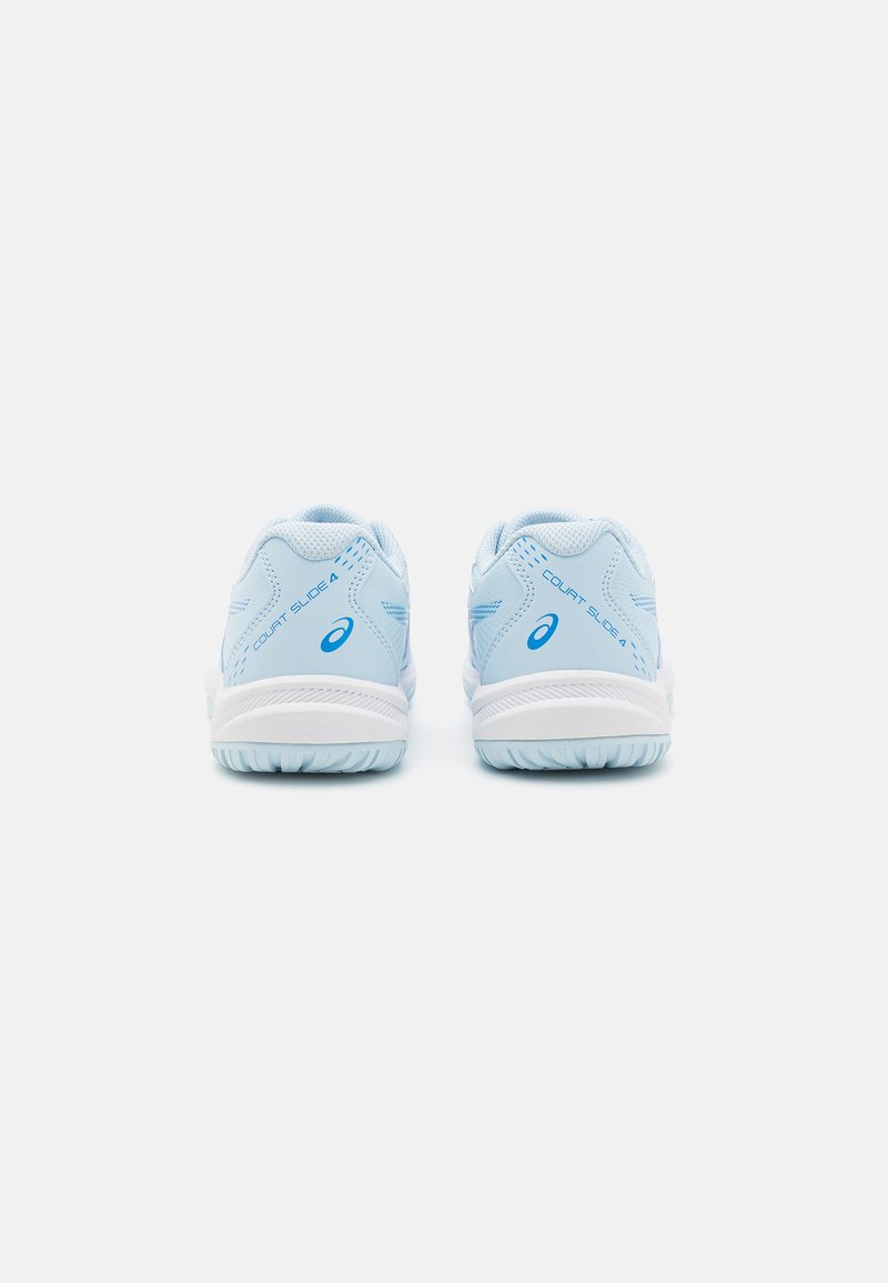 Jasnoniebieskie buty sportowe z gładką syntetyczną powierzchnią, oddychającą siateczkową cholewką, wyściełanym kołnierzem i białymi gumowymi podeszwami. Zawierają logo oraz nazwę modelu.