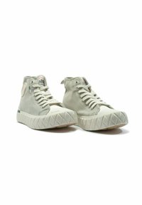 Sneaker alte in canvas grigio chiaro, con suola bianca testurizzata, punta rotonda, chiusura con lacci e branding minimale sulla linguetta.