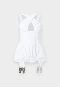 Λευκό αμάνικο τοπ με ραντάκια που σφραγίζονται στο στήθος, φουσκωτή μέση και ρυθμιζόμενα μεταλλικά κούμπωμα που κρέμονται στο τελείωμα.