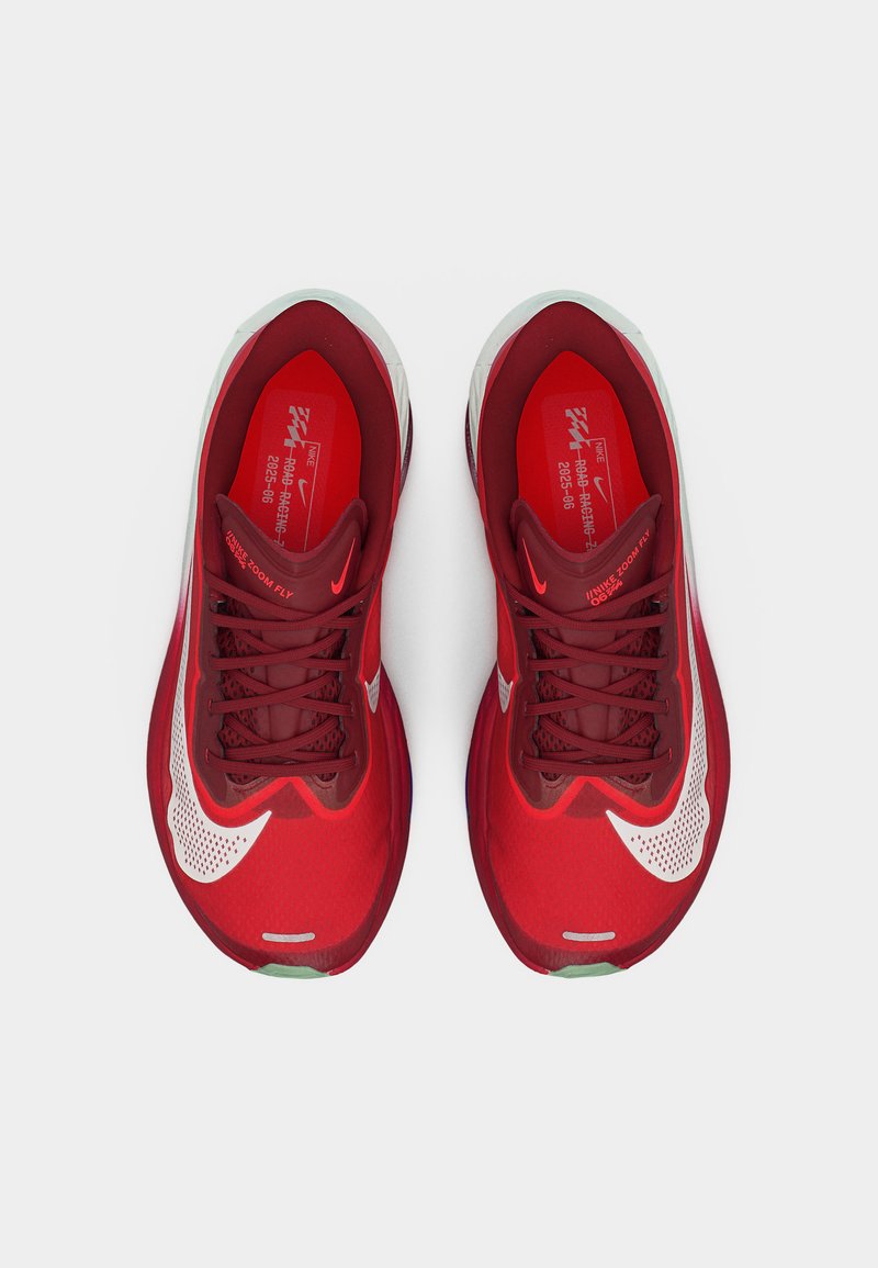 Widok z góry czerwonych butów do biegania Nike z białym logo Swoosh, ciemnoczerwonymi sznurówkami oraz widocznym napisem na wkładce "Nike Zoom Fly".