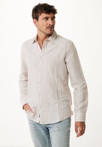 Camicia a righe in beige chiaro e bianco, realizzata in un tessuto testurizzato. Presenta un colletto classico e maniche lunghe con polsini a righe.