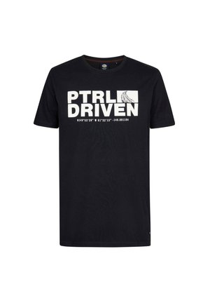 Sort bomulds-T-shirt med hvid grafisk print med teksten "PTRLDIVEN" og koordinater, korte ærmer og rund halsudskæring.