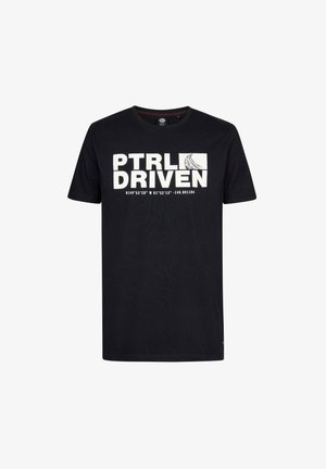 Zwarte katoen t-shirt met een witte grafische print met de tekst "PTRLDIVEN" en coördinaten, korte mouwen en een ronde hals.