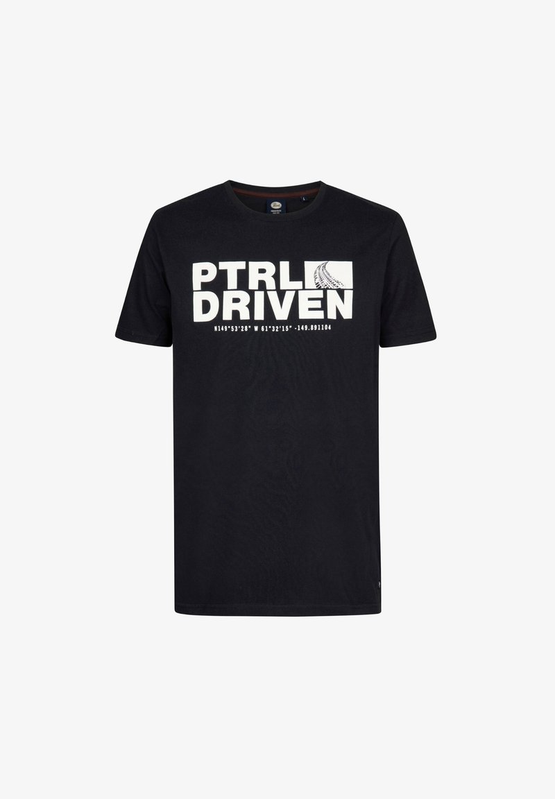 Camiseta de algodón negra con un estampado gráfico blanco que incluye el texto "PTRLDIVEN" y coordenadas, de manga corta y con cuello redondo.