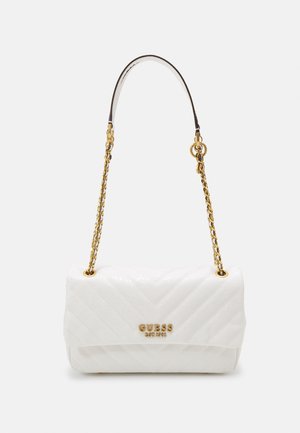 Biała pikowana torba na ramię z złotym łańcuchowym paskiem i złotym logo "GUESS EST 1981" na przedniej klapie.