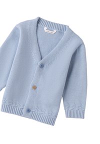 Hellblauer Strickcardigan mit V-Ausschnitt, drei Knöpfen (einer blau, einer braun) und dekorativen Nähten entlang dem Saum und den Manschetten.