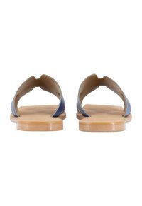 Blå flade sandaler med åben tå-design, der har en glat læderoverdel og en let træsål, minimalistisk form uden udsmykninger.