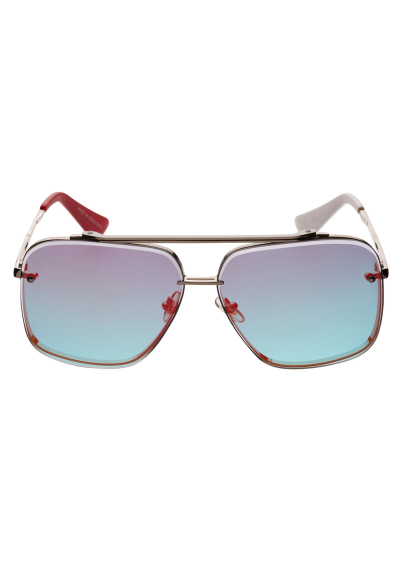 Occhiali da sole con un design angolare, montatura in metallo argentato, lenti sfumate da blu a viola e bracci in plastica rossi e bianchi con accenti decorativi.