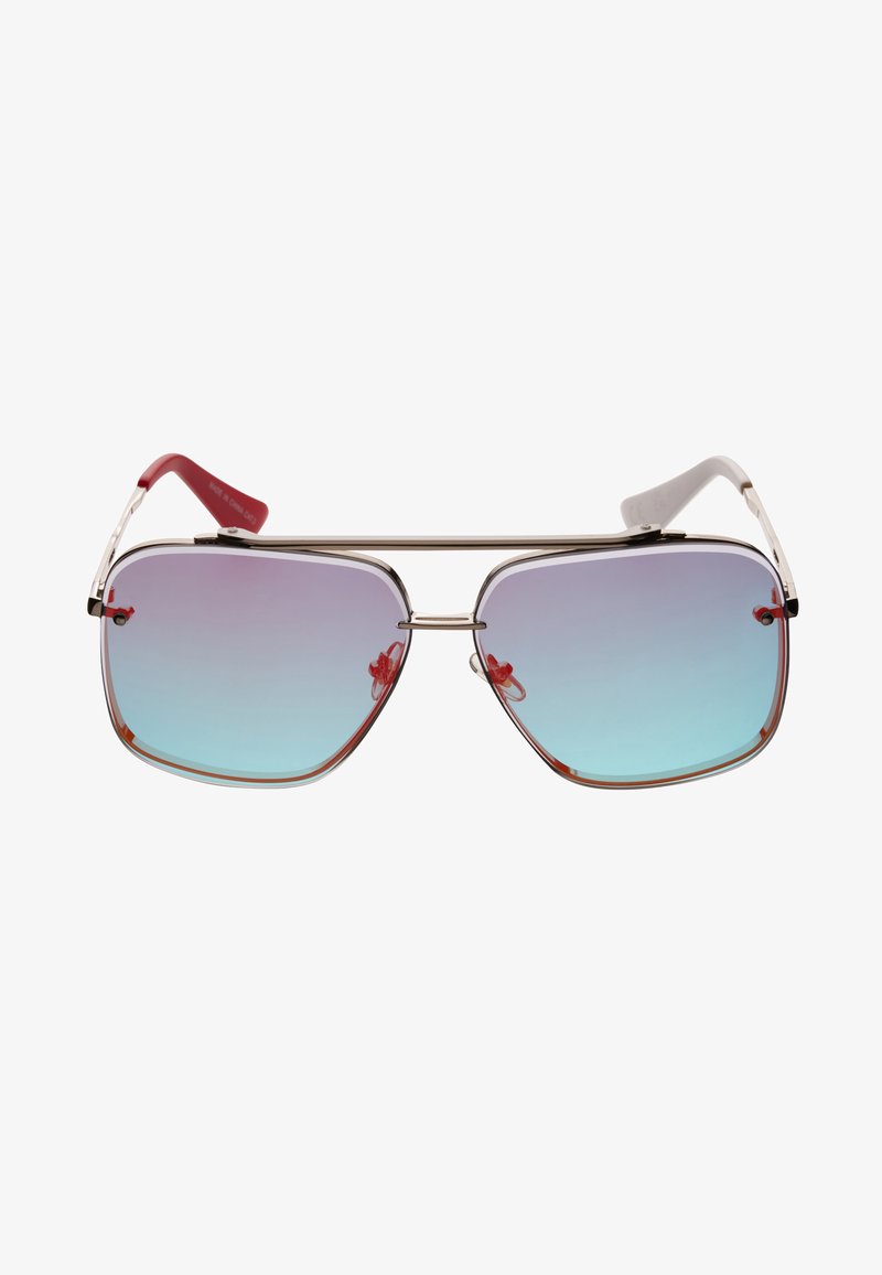 Occhiali da sole con un design angolare, montatura in metallo argentato, lenti sfumate da blu a viola e bracci in plastica rossi e bianchi con accenti decorativi.