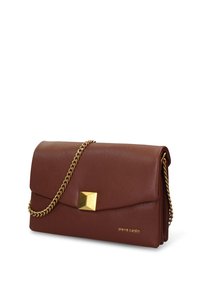 Bruine leren clutch met een gouden kettingriem, voorzien van een rechthoekig gouden sierstuk aan de voorkant en een overslagklepontwerp.