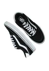 Sneakers in camoscio nero con lacci bianchi e dettagli laterali. Presentano una mezze sole bianca e una suola in gomma nera. Include un logo sulla linguetta.