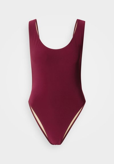 Cseresznyepiros egyrészes fürdőruha széles pántokkal, kerek nyakkivágással és oldalt kivágott részletekkel, sima, rugalmas anyagból készült.