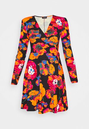 Vestido envolvente floral com mangas longas, decote em V e fundo preto. O desenho inclui flores vibrantes nas cores laranja, rosa e azul.