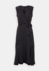 Svart omslagklänning med spetsdetaljer, ärmlös design, V-ringning, figursydd midja och utsvängd fåll. Har en sidoband för justerbar passform.