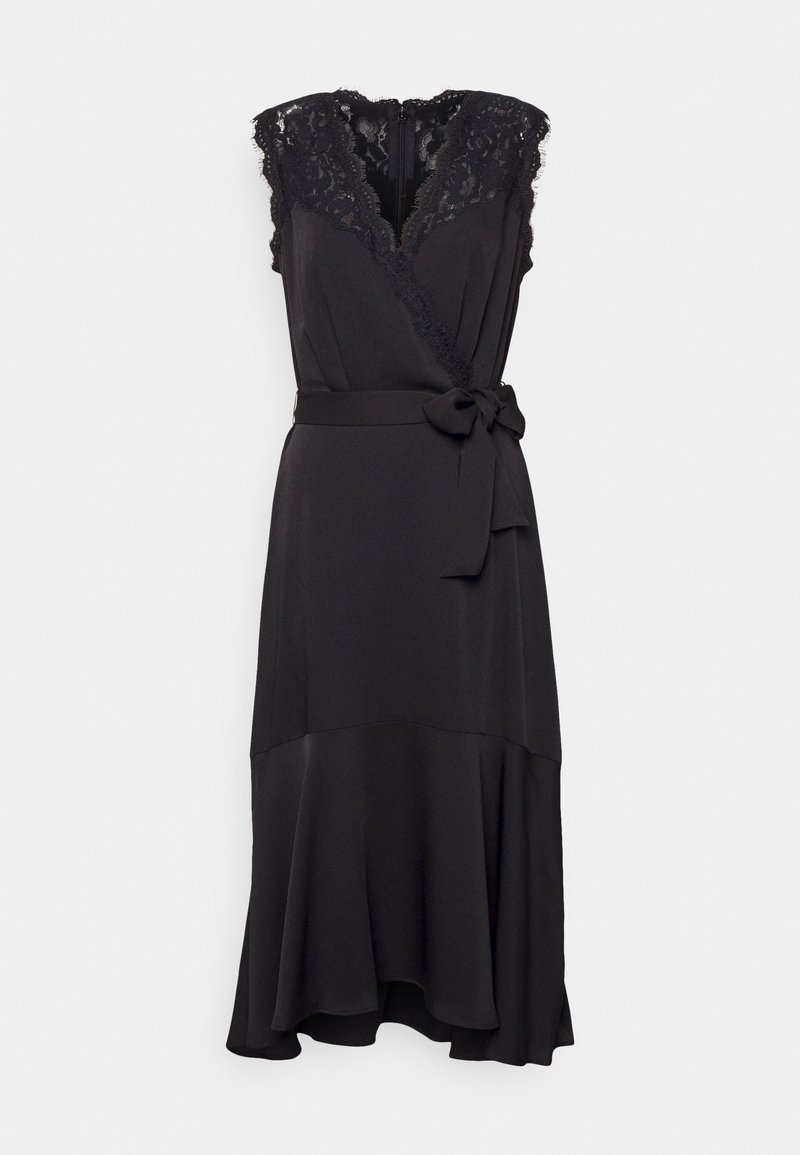 Svart omslagklänning med spetsdetaljer, ärmlös design, V-ringning, figursydd midja och utsvängd fåll. Har en sidoband för justerbar passform.