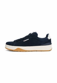 Sneaker in camoscio blu navy con tomaia texturizzata, punta rotonda e lacci neri. Presenta un tassello bianco sul tallone e una suola in gomma color caramello.
