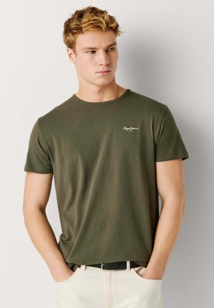 Olivgrünes T-Shirt mit kurzen Ärmeln und Rundhalsausschnitt, mit einem kleinen weißen Logo auf der linken Brust und glatter Baumwollstoffstruktur.