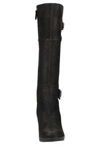 Stivale finto camoscio nero al ginocchio con finitura liscia, zip laterale e due fibbie decorative sull'asta. Tacco spesso e alto.