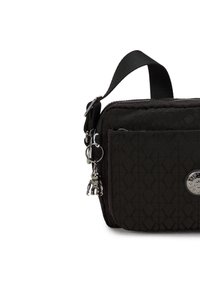 Borsa in tessuto trapuntato nero di forma rettangolare, con chiusura a zip, manico superiore, charm decorativi e un accento con il logo.