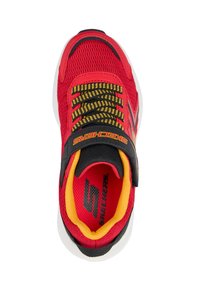Rote Netzsportschuhe mit einem schwarzen Riemen, gelben Akzenten und schwarz-gelben Schnürsenkeln. Gepolsteter Innenraum in Rot und Orange mit einer weißen Sohle.