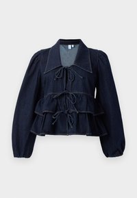 Donkerdenim jack met een grote kraag, opgeblazen mouwen en een gelaagd ruffle-ontwerp. Voorzien van een verstelbare taille en contrasterende stikseldetails.