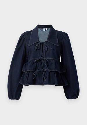 Mørk denimjakke med stor krage, puffermer og lagdelt volangdesign. Har snor i livet og kontrasterende sømdetaljer.