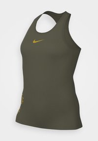 Oliwkowy top sportowy z plecieniem typu racerback. Posiada żółte logo Nike na przodzie i gładki, elastyczny materiał.