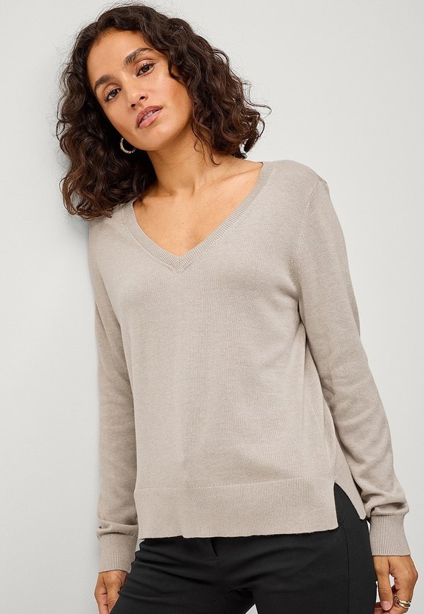 MIT V-AUSSCHNITT - Strickpullover - beige