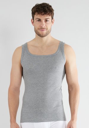 Débardeur gris à côtes avec de larges bretelles et un col en scoop, ajusté contre le corps, en tissu mélangé coton.