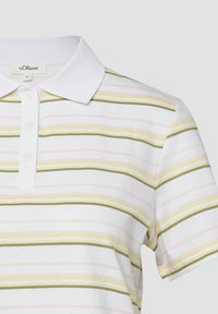 Polo blanc à manches courtes avec des rayures horizontales jaunes, vertes et beiges, avec une patte de boutonnage à trois boutons et un col blanc.