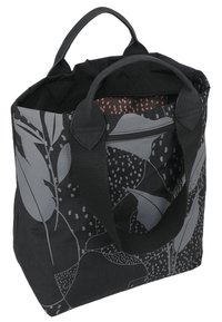 Bolso tote negro con patrones abstractos de hojas grises, fabricado con un tejido resistente, con asas cortas y cierre superior con cremallera. El interior cuenta con un forro de puntos rosas.
