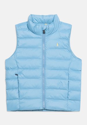 Chaleco acolchado sin mangas azul claro con cuello alto, cremallera frontal y pequeño logo amarillo bordado en el pecho izquierdo.