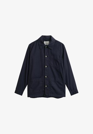 Veste bleu marine boutonnée avec trois poches avant et un col classique, présentée sur un fond blanc.