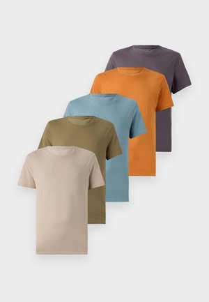 Viis ümarad kaelusega t-särgid, mis on ritta asetatud, esindavad beeži, oliivrohelist, helesinist, oranži ja tumelilla värvi. Sile kangastekstuur.
