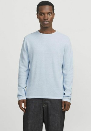 Lichtblauwe sweater met lange mouwen, voorzien van een gemêleerd patroon, ronde halslijn en ribgebreide manchetten. Het combineren met donkere spijkerbroeken maakt de look compleet.