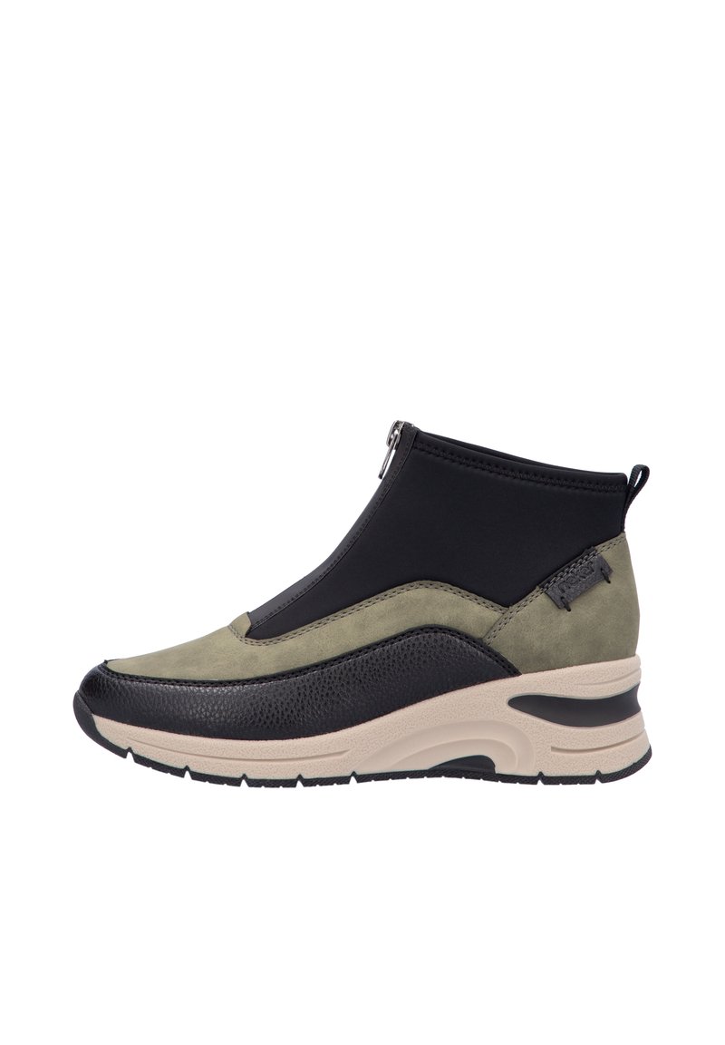 Baskets montantes avec une combinaison de matériaux vert olive, noir et beige. Comprend une fermeture éclair et des accents texturés sur la surface.