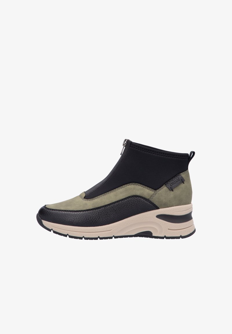 Vysoké tenisky s kombinací olivově zelené, černé a béžové materiály. Obsahují zip a texturované detaily na povrchu.