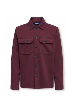 Veste boutonnée rouge foncé à manches longues, deux poches poitrine avec rabats à boutons et col pointu.