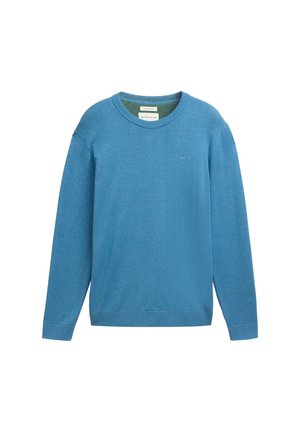 Blauer Pullover mit langen Ärmeln, der einen Rundhalsausschnitt, gerippte Bündchen und einen gerippten Saum aufweist. Er besteht aus weichem Stoff mit subtiler Textur und einem Logodetail auf der Brust.
