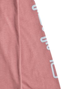 Rosa bomullströja med lång ärm och texturerad yta; har ljusblå tryckt text längs ärmen. Enkel, avslappnad design.