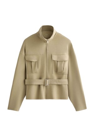 Jachetă bej cu fermoar, curea cu cataramă, două buzunare mari frontale cu clapetă și guler în picioare, prezentată pe un fundal alb.