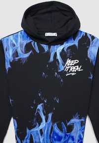 Felpa nera con design a fiamma blu sui bordi e testo bianco "Keep It Real" sul petto, taglia per ragazzi di 8-9 anni.
