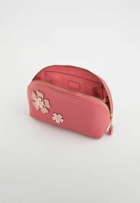 Neceser de cuero rosa con dos apliques de flores de tela, cremallera dorada y una textura suave. El interior presenta un forro a juego.