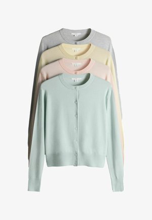 Fire cardigan med knapper i pastelfarver stablet oven på hinanden, inklusive lyseblå, lyserød, creme og grå, vist mod en hvid baggrund.