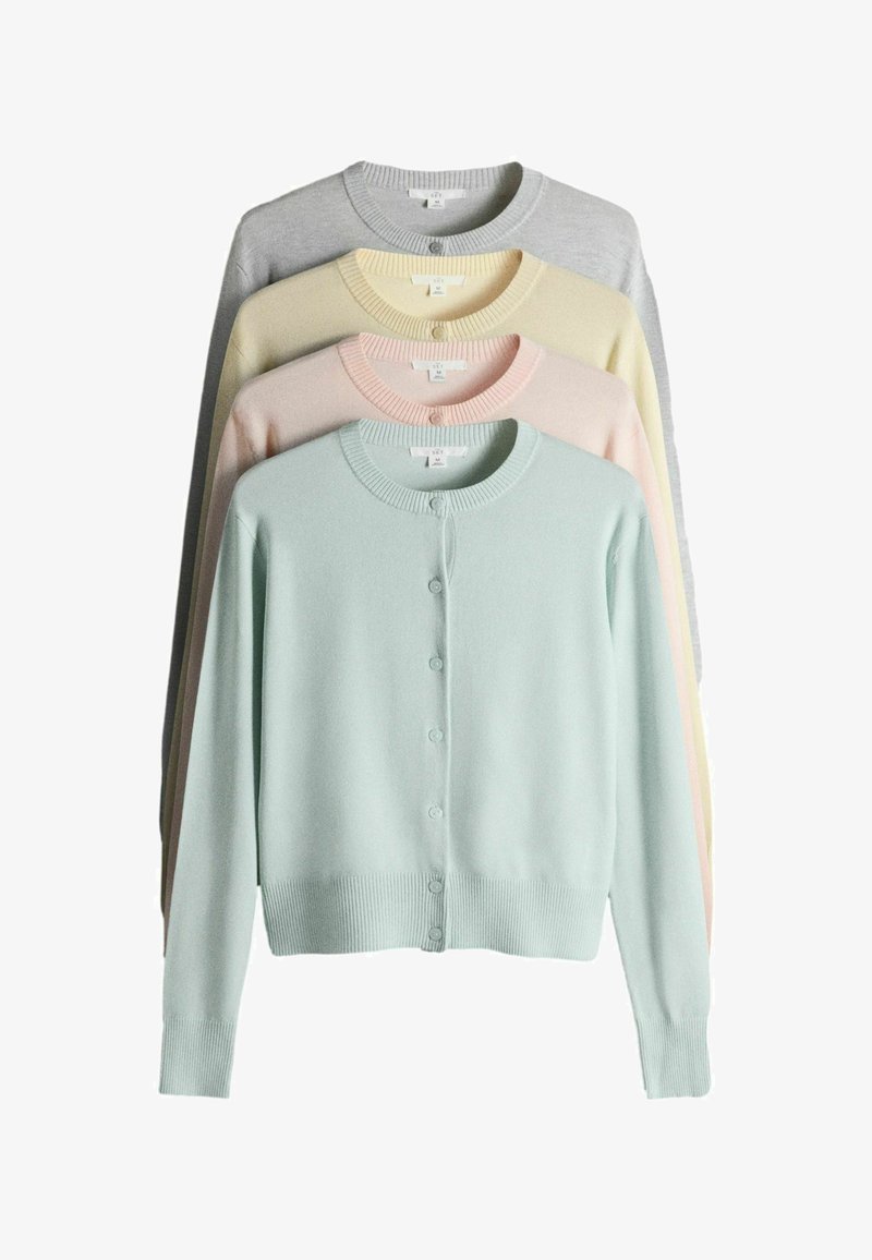 Fire cardigan med knapper i pastelfarver stablet oven på hinanden, inklusive lyseblå, lyserød, creme og grå, vist mod en hvid baggrund.