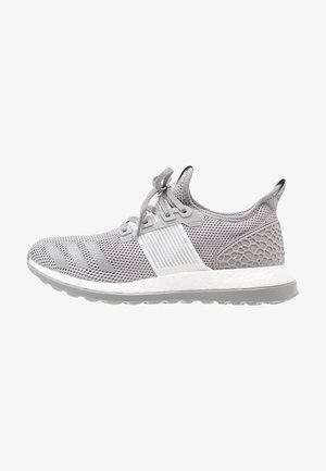 Chaussure de sport gris clair avec tige en mesh, fermeture à lacets, talon texturé et semelle blanche coussinée avec semelle extérieure grise.