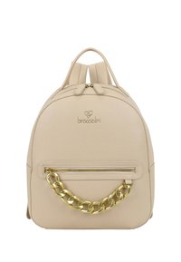 Zaino in pelle beige con forma arrotondata, catena dorata decorativa sulla tasca frontale e doppi manici superiori. Dotato di chiusura con cerniera.